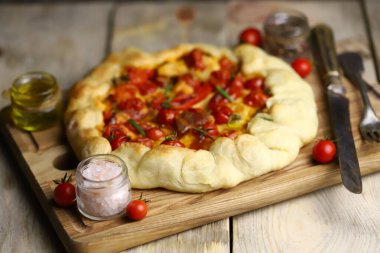 Kiraz domatesli ve peynirli ev yapımı galet..