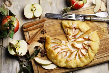 Tahtada elmalı bisküvi. Galette. Ev yapımı pişirme. Elmalı tatlılar.