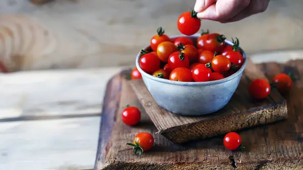 Pomodori Ciliegia Una Ciotola Ferro Stile Rustico — Foto Stock