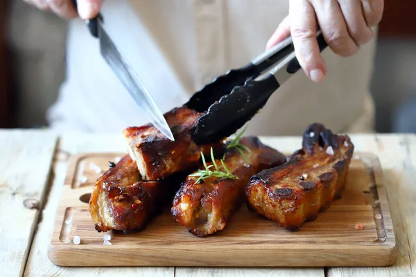 Chef Med Kniv Skär Grill Revben Bordet — Stockfoto