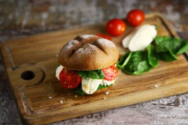 Mozzarella sandviçi. Mozarella, domates ve ıspanaklı sağlıklı bir sandviç. Caprese sandviçi. Sağlıklı bir şeyler..