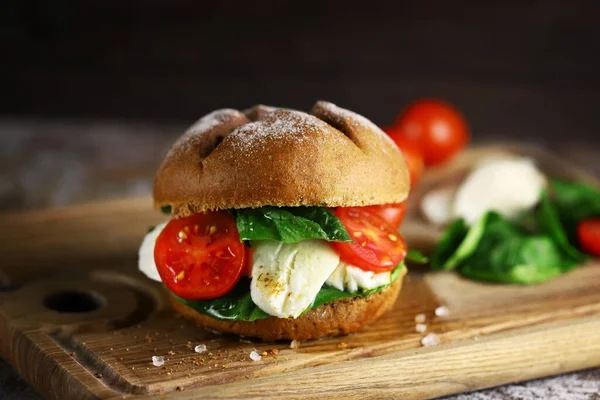 Sandwich Mozzarella Sándwich Saludable Con Mozzarella Tomate Espinacas Sándwich Caprese — Foto de Stock