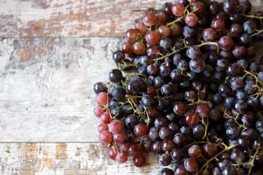 Ahşap bir yüzeyde mavi üzümler.