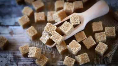 Makro. Seçici odaklanma. Esmer şeker kristalleri küpleri.