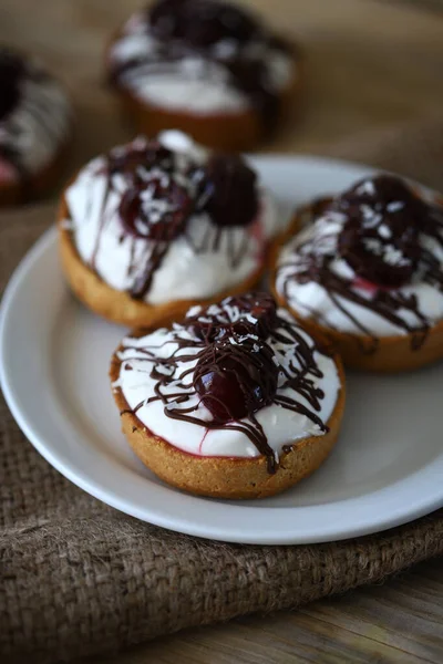 Enfoque Selectivo Deliciosas Tartaletas Con Queso Mascarpone Cerezas Chocolate Postre — Foto de Stock