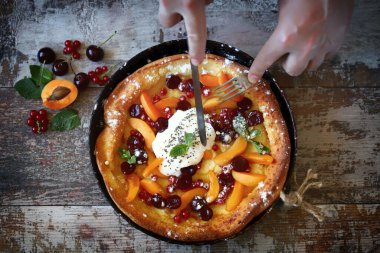 Seçici odaklanma. Meyve ve dondurmalı Hollanda bebek krepi. Yaz tatlısı.