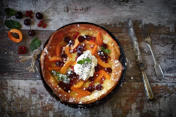 Seçici odaklanma. Meyve ve dondurmalı Hollanda bebek krepi. Yaz tatlısı.