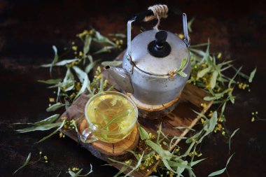 Sarı kiraz ve kiraz yaprakları..