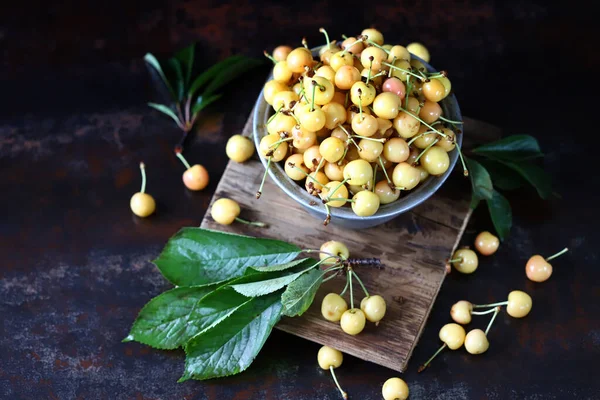 Cerises Jaunes Dans Bol Feuilles Cerises — Photo