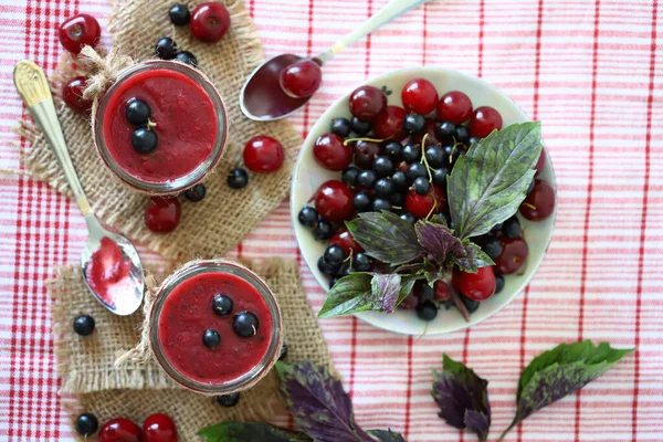 Seçici Odaklanma Taze Yaz Meyveli Buzlu Içeceği Sağlıklı Bir Içki — Stok fotoğraf