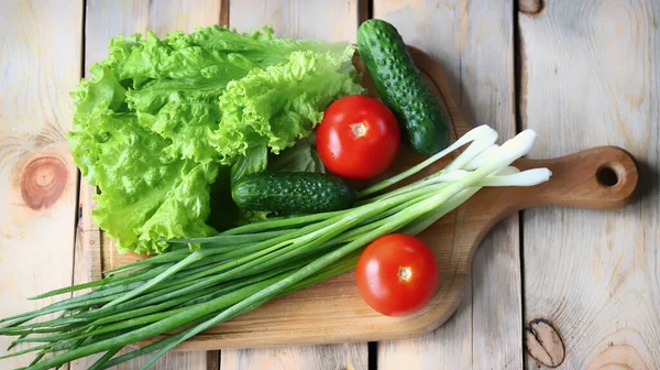 Selada Bawang Hijau Tomat Mentimun Seperangkat Sayuran Segar Papan Kayu — Stok Foto