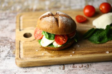 Domates ve ıspanaklı Mozzarella sandviçi. Caprese sandviç.