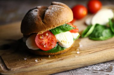 Domates ve ıspanaklı Mozzarella sandviçi. Caprese sandviç.