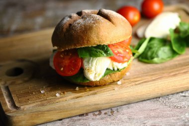 Domates ve ıspanaklı Mozzarella sandviçi. Caprese sandviç.