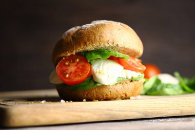 Domates ve ıspanaklı Mozzarella sandviçi. Caprese sandviç.