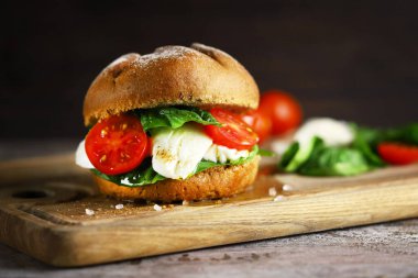 Domates ve ıspanaklı Mozzarella sandviçi. Caprese sandviç.