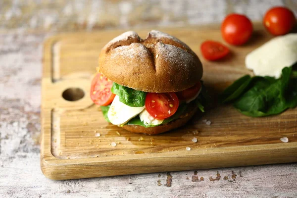 Panino Alla Mozzarella Con Pomodoro Spinaci Panino Alla Caprese — Foto Stock