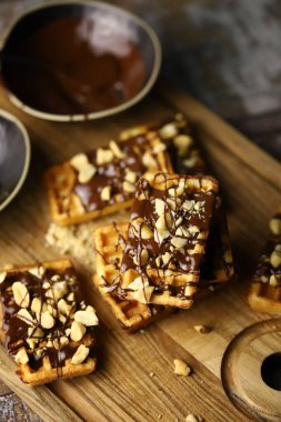 Çikolatalı ve fındıklı Fransız waffle 'ları..