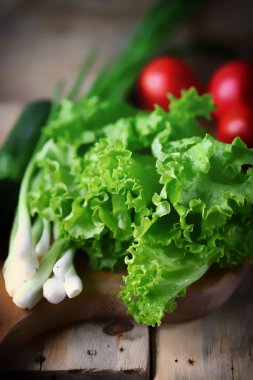 Tahtadaki yeşillikler. Yeşil soğan, salata, sebze. Sağlıklı beslenme. Salata ürünleri.