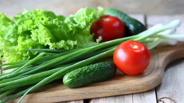 Set Hijau Pada Papan Kayu Bawang Hijau Salad Sayuran Diet — Stok Foto