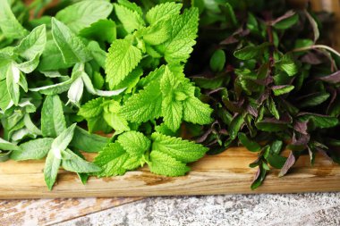 Seçici odaklanma. Tahtada taze nane şekeri..