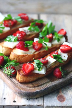 Beyaz peynirli güzel çilekli tost. Çilekli bruschetta. Sağlıklı bir yaz atıştırması.