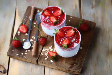 Çilek ve çekirdekli fincanda Chia yoğurdu. Sağlıklı yiyecekler. Keto kahvaltısı ya da atıştırmalık.