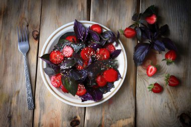 Sağlıklı Çilekli Basil Salatası. Çilekli yaz salatası. Vejetaryen salatası. Süper yemek. Spor yemeği..