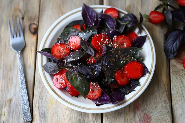 Sağlıklı Çilekli Basil Salatası Çilekli Yaz Salatası Vejetaryen Salatası Süper — Stok fotoğraf