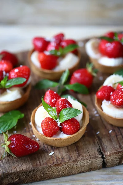 Strawberry Banana Tartlets Healthy Summer Dessert Strawberries — Stock Photo, Image
