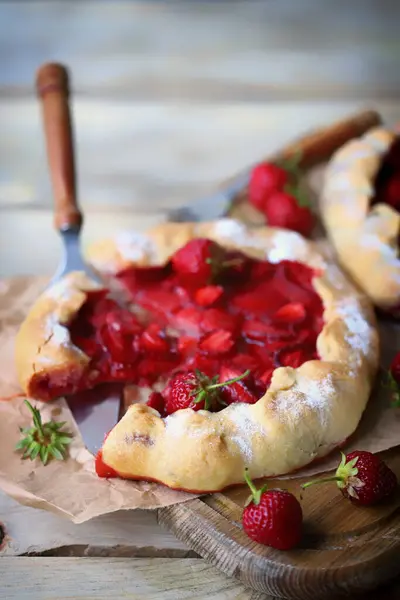 Erdbeergalette Vorhanden Gesundes Sommer Dessert Mit Erdbeeren — Stockfoto