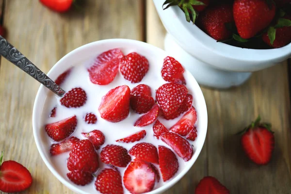 Erdbeermilch Oder Erdbeeren Mit Sahne Einer Schüssel Gesundes Sommer Dessert — Stockfoto