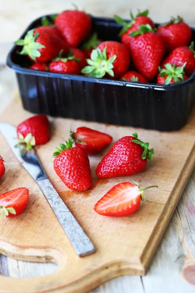 Erdbeerscheiben Auf Einem Holzbrett Messer Vorhanden Tablett Mit Erdbeeren — Stockfoto