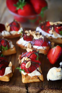 Tahta tahtada taze çilekli waffle, krem peynir ve çikolata. Sağlıklı yaz tatlıları.