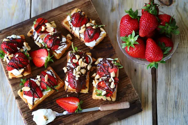 Waffles Com Morangos Frescos Queijo Creme Chocolate Uma Tábua Madeira — Fotografia de Stock