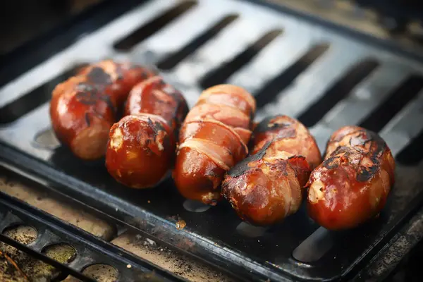 グリルで揚げソーセージを食欲をそそる — ストック写真