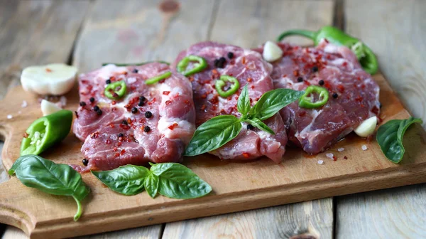 Filetes Cerdo Crudos Con Especias Una Tabla Madera — Foto de Stock