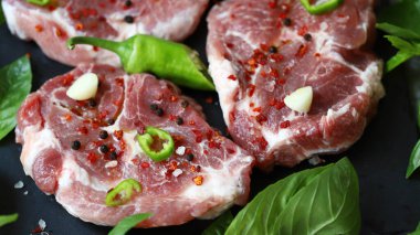 Baharatlı taze et bifteği ve taze fesleğen..