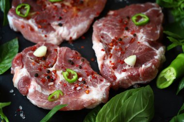 Baharatlı taze et bifteği ve taze fesleğen..