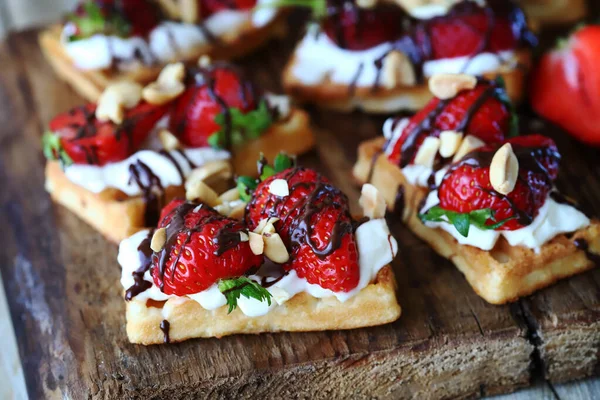 Foco Seletivo Macro Deliciosos Waffles Com Morangos Chocolate Queijo Branco — Fotografia de Stock