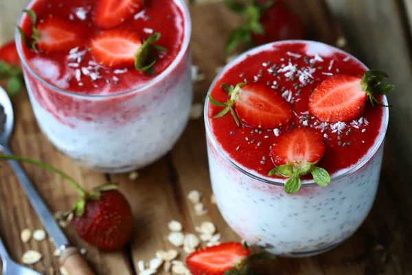 Seçici odaklanma. Çilekli hindistancevizli yoğurt. Lezzetli ve sağlıklı yaz tatlıları. Keto diyeti..