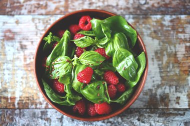 Fesleğenli sağlıklı bir yaz ahududu salatası. Vejetaryen yemeği. Spor yemeği..