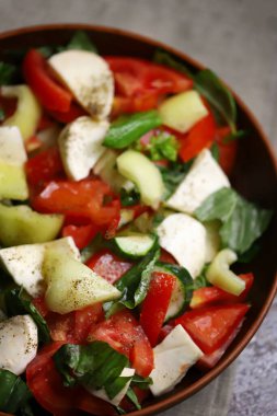 Seçici odaklanma. Sağlıklı taze salata kasesi. Keto diyet salatası.