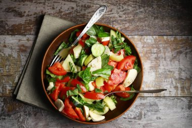 Seçici odaklanma. Sağlıklı taze salata kasesi. Keto diyet salatası.