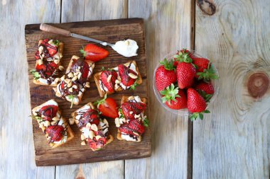 Krem peynirli ve çilekli waffle. Sağlıklı kahvaltı mı tatlı mı?.