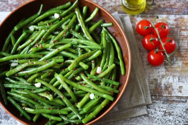 Seçici odaklanma. Kavanozda pişmiş yeşil fasulye kabukları. Sağlıklı yiyecekler. Vejetaryen diyeti.