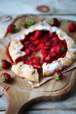 Çilek Galerisi. Ev yapımı yaz çörekleri. Çilekli tatlı..