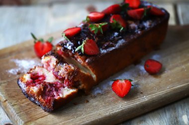 Çikolatalı çilekli kek. Yaz çörekleri.