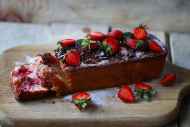 Çikolatalı çilekli kek. Yaz çörekleri.