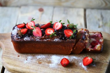 Çikolatalı çilekli kek. Yaz çörekleri.